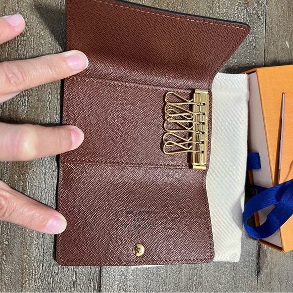 Louis Vuitton 6 key holder - Picture 6 of 7